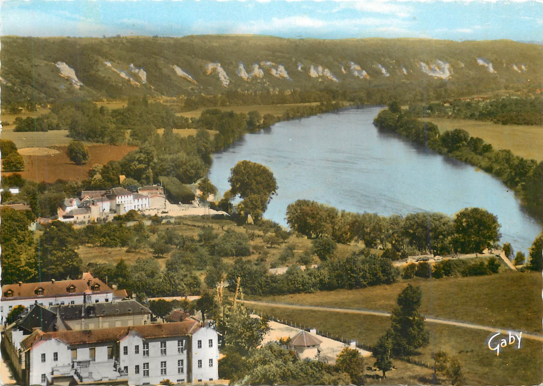 CPM La Roche Guyon S et O Point de vue pris de la Route des Cretes vers la Seine 