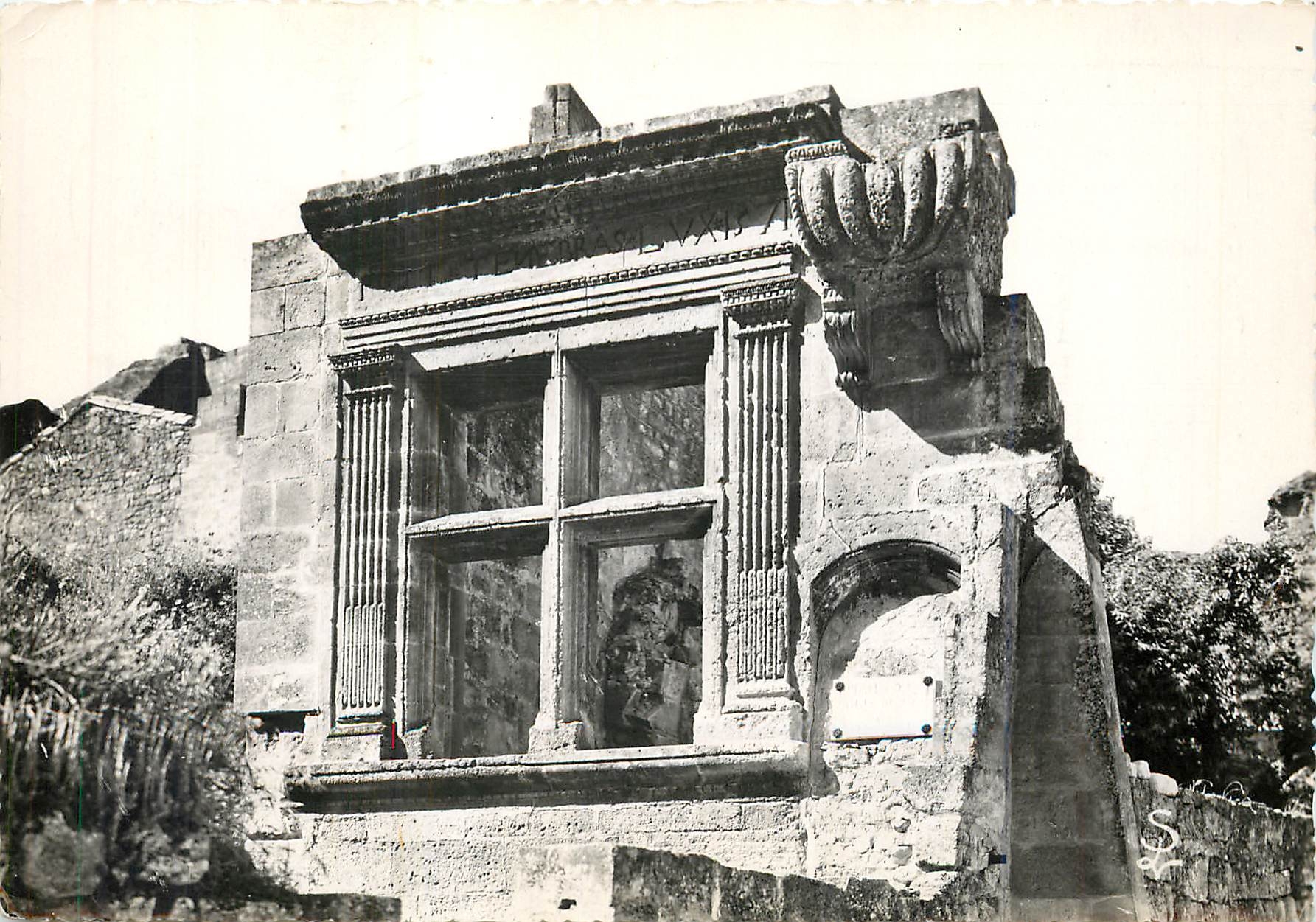 Les Baux-de-Provence — Fenêtre Renaissance — Éditions Scheff — n° 886