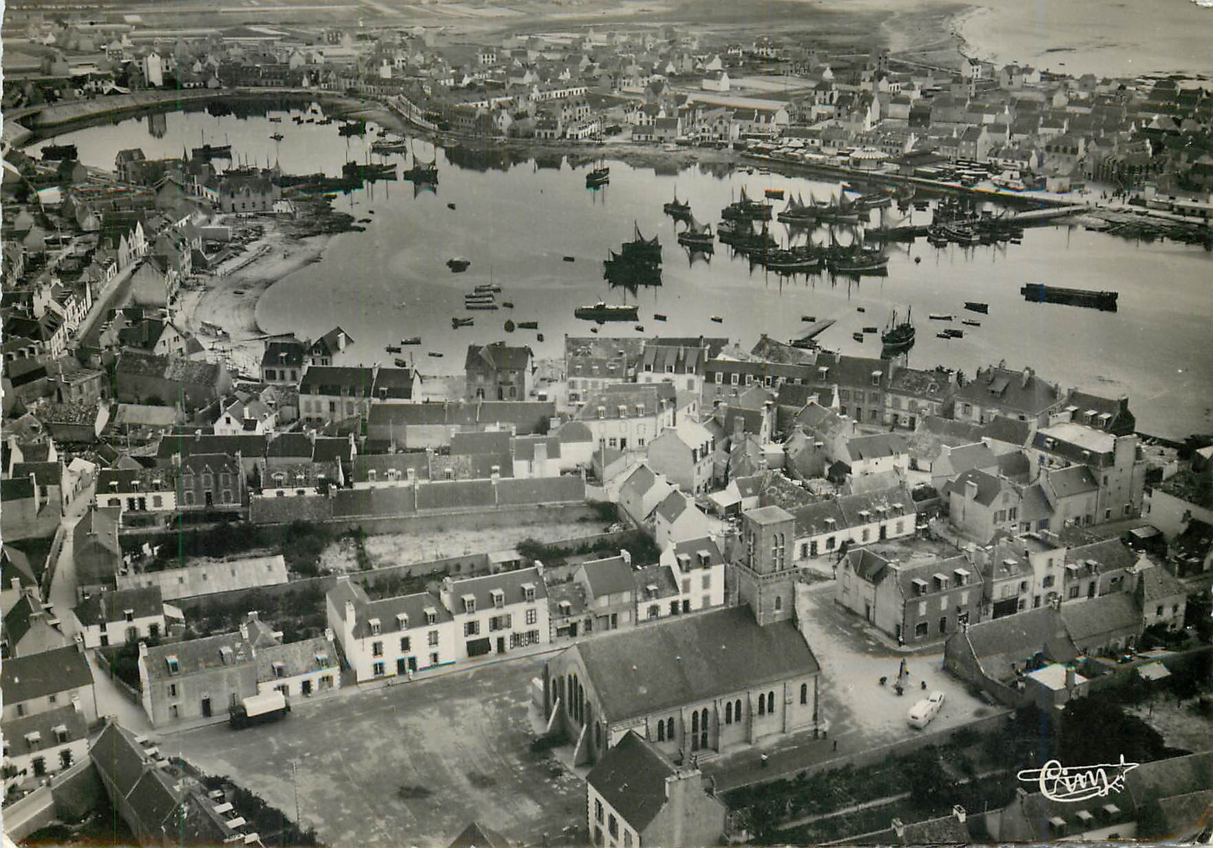 CPM Guilvinec Finistere Vue generale aerienne vers l'Arriere Port 