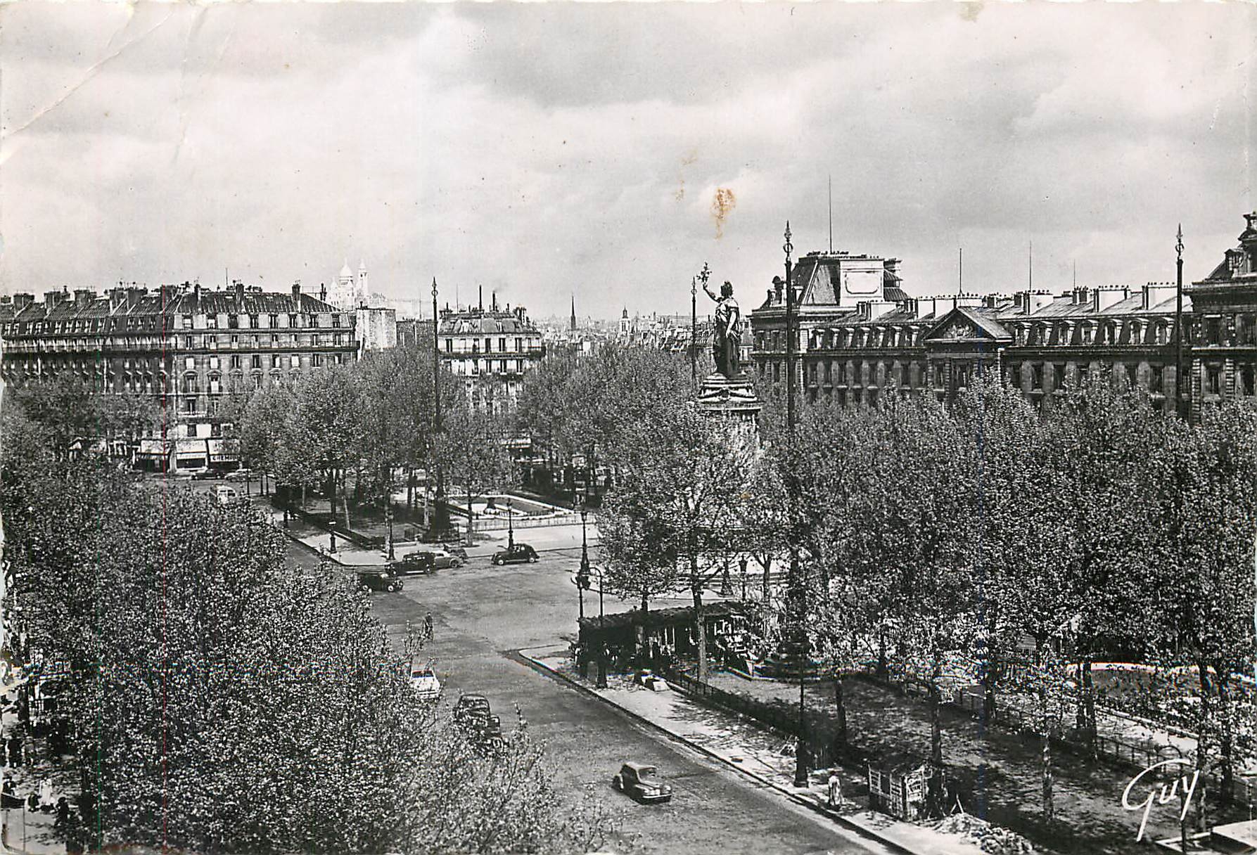 CPM Paris La Place de la Republique Au fond la basilique du Sacre Coeur de Montmartre 
