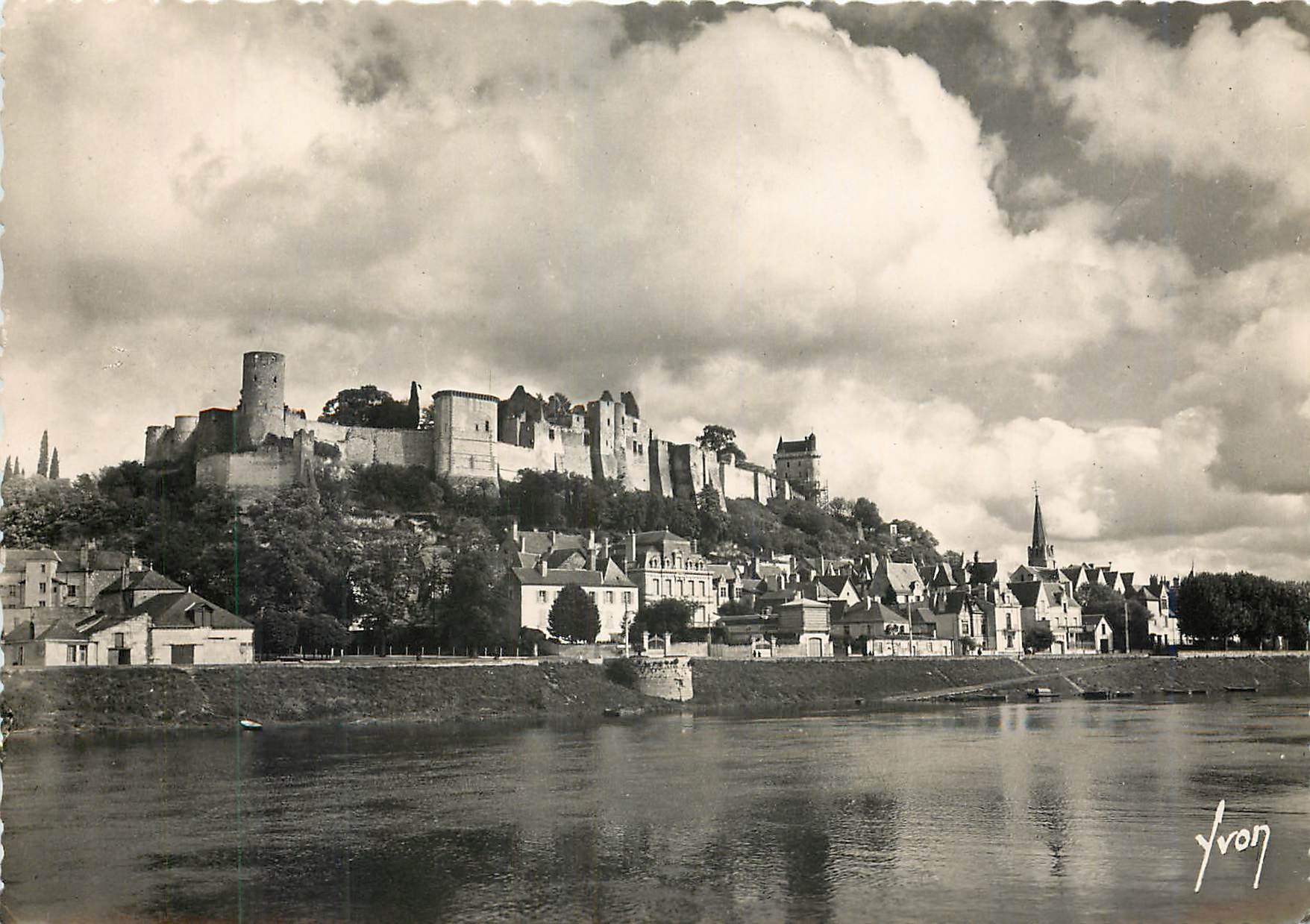 CPM Chinon Indre et Loire Vue generale prise des bords de la Vienne 
