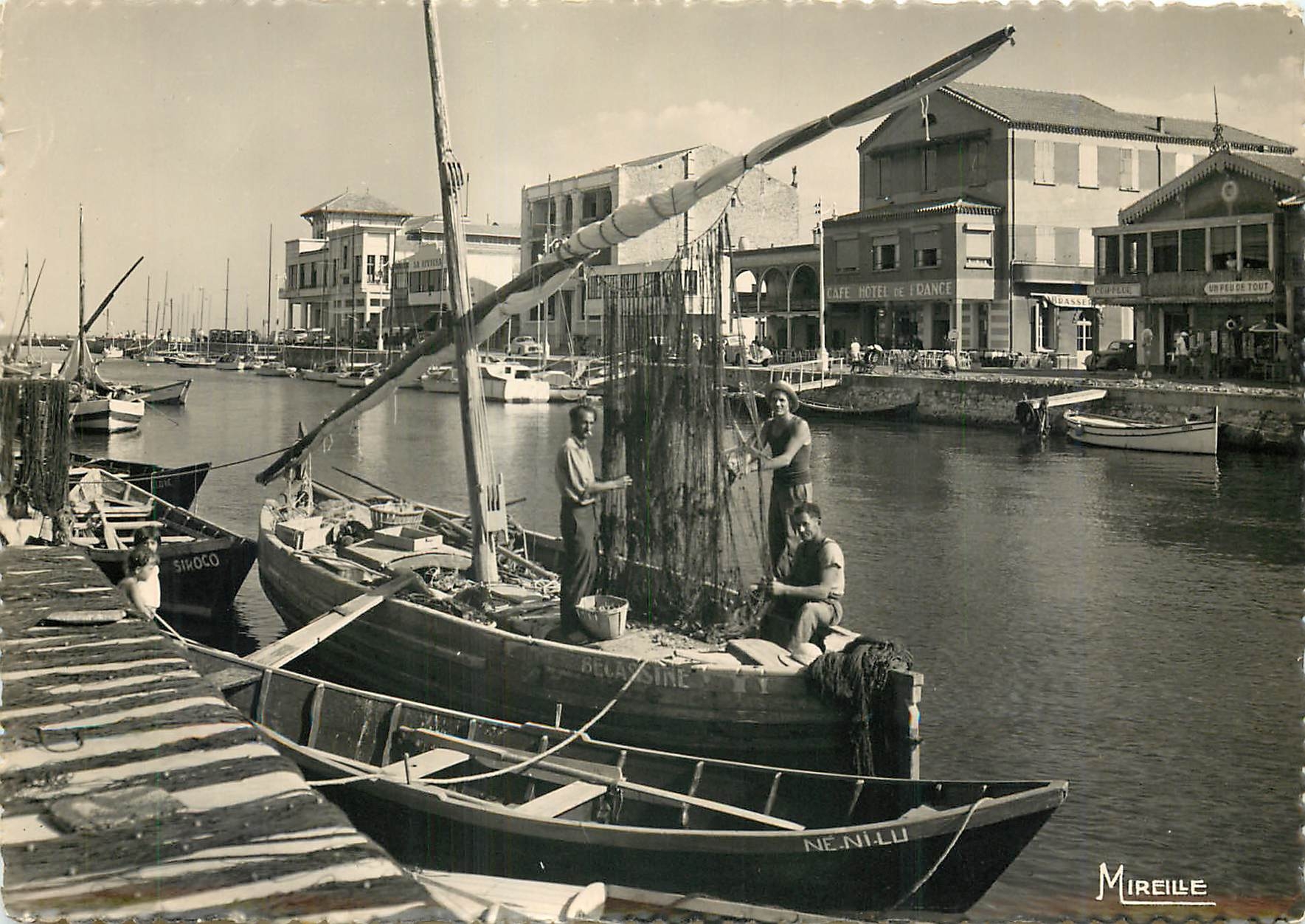 CPM Palavas les Flots Herault Vue sur le Casino Bateau Peche