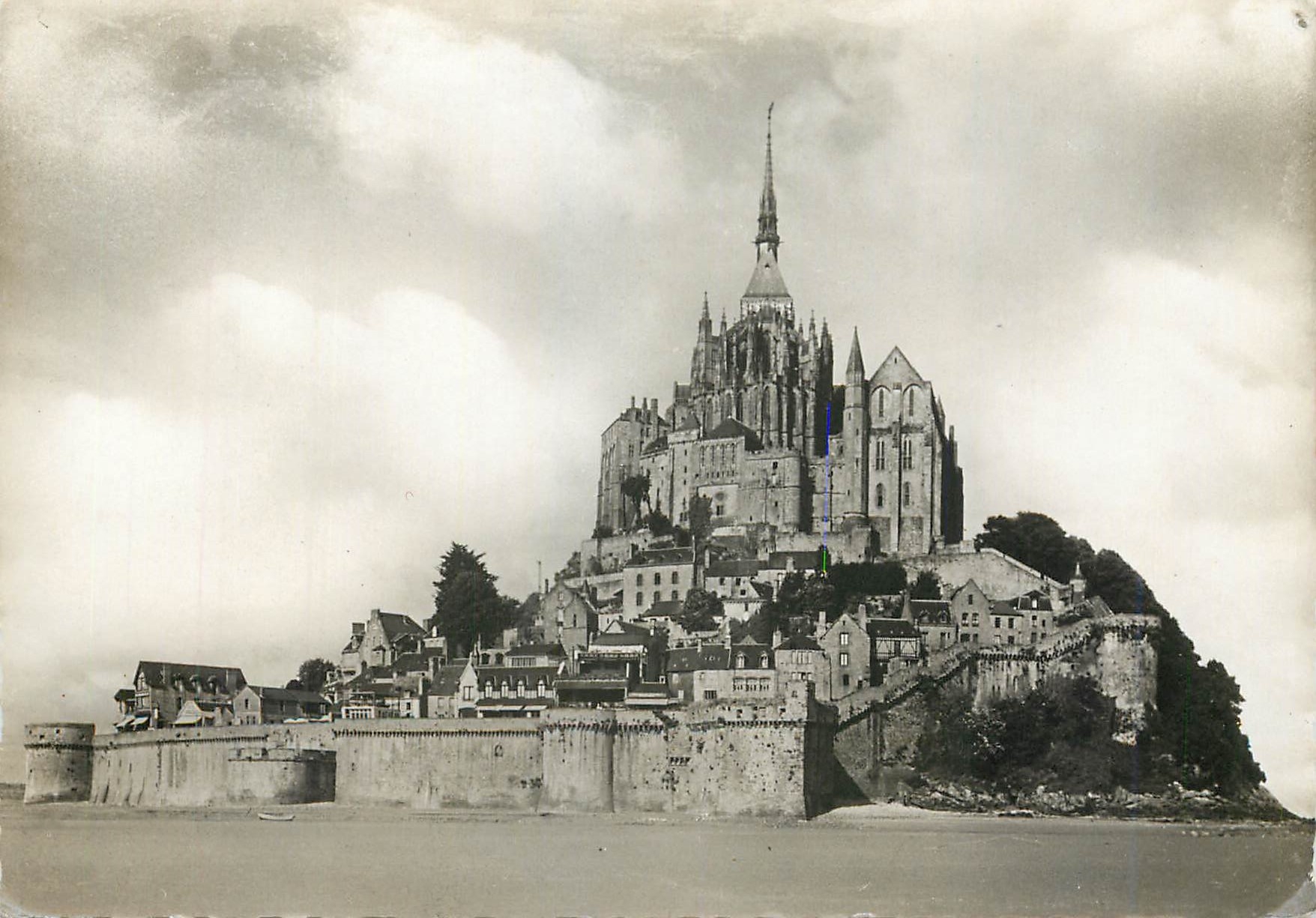 Mont Saint-Michel — Vue générale (face est) — Serv. Commercial Monuments Historiques, Paris