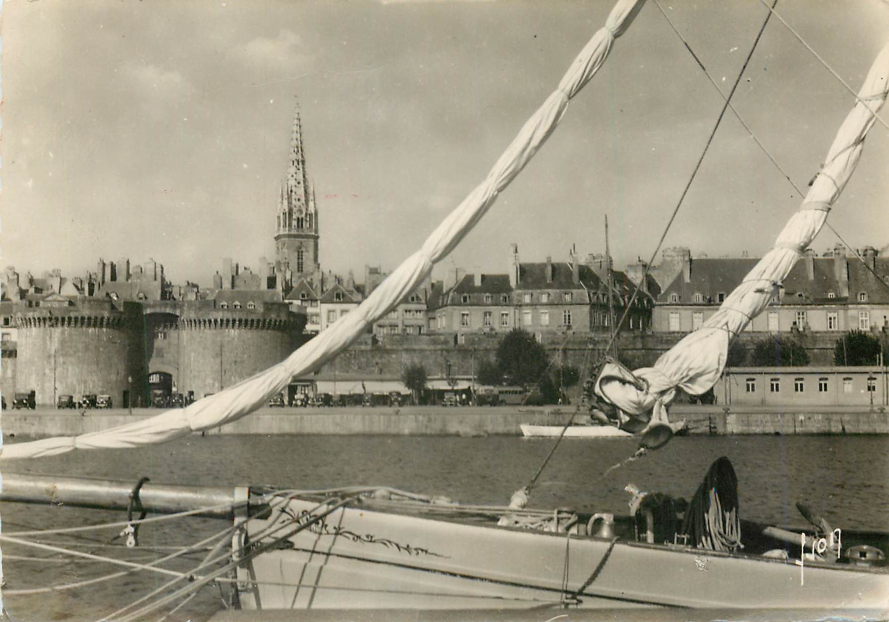 Saint-Malo (Ille-et-Vilaine) — La grande porte et le port de marée — Éditions d'Art Yvort, Paris