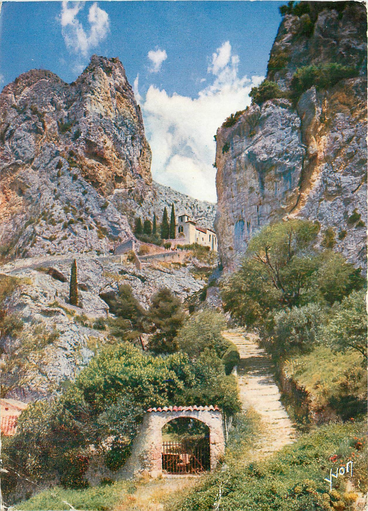 CPM Moustiers Sainte Marie BA Le Chemin de Croix aboutissant a la Chapelle de ND de Beauvoir 