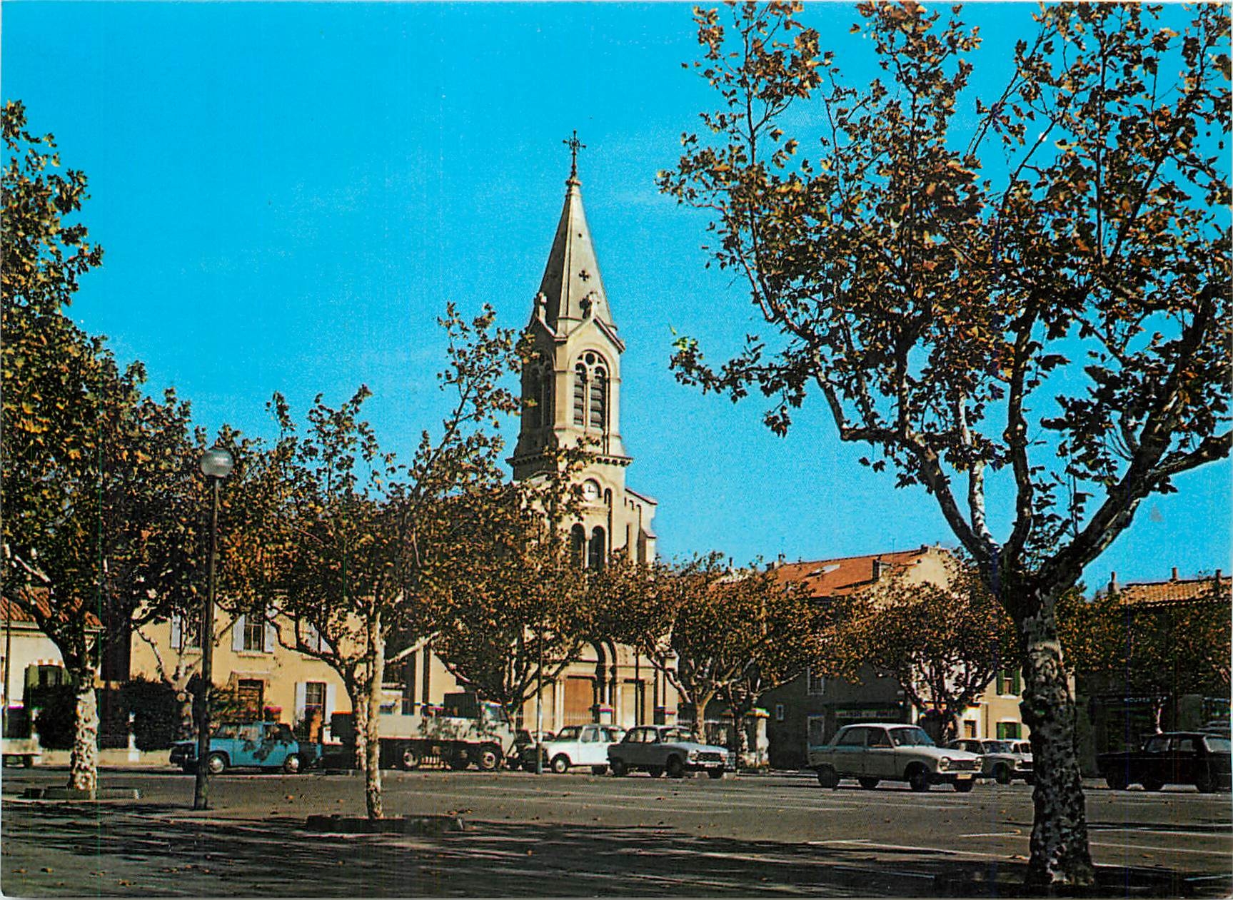Miramas en Provence — Le Village en automne et l'Église du pays — Le Photographe 23, Rue Portail