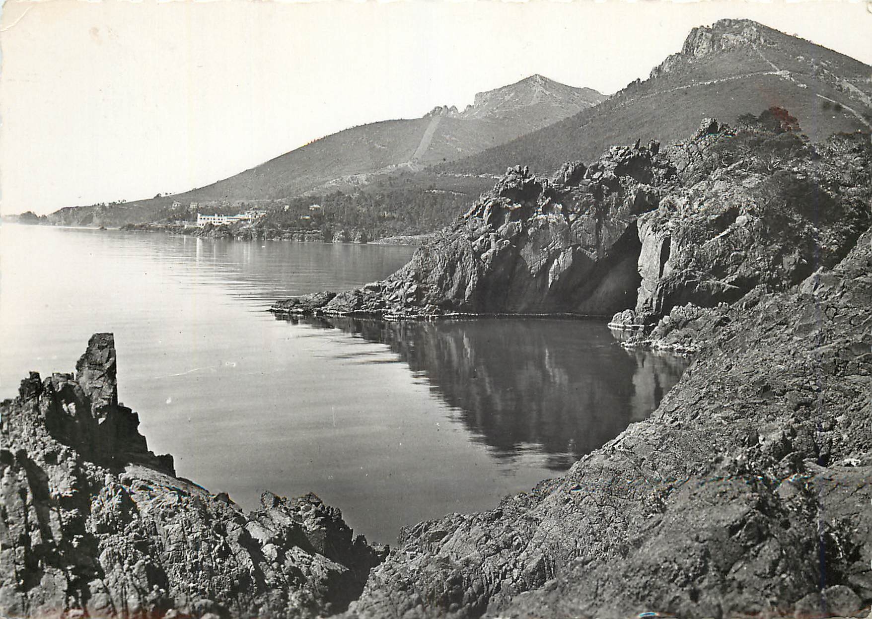 CPM La Cote d'Azur Environs de Cannes Les Rochers Rouges dans les Trayas 