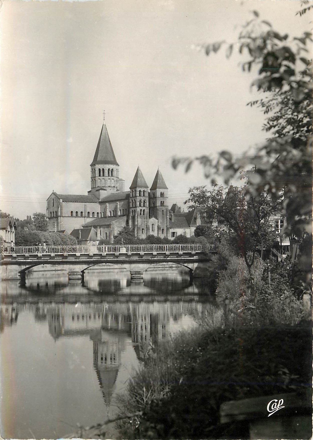 Paray-le-Monial — Vue sur la Basilique et le Vieux Pont — Cie des Arts Photographiques
