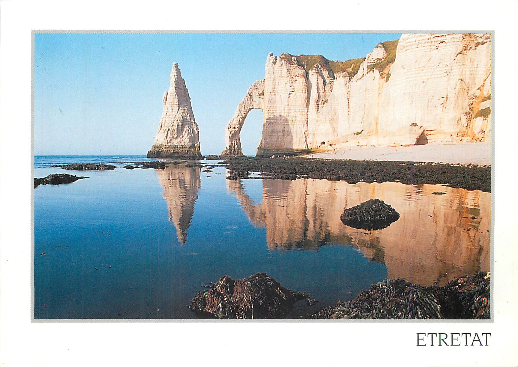 CPM Etretat Seine maritime La Falaise et l'Aiguille se mirent dans l'Eau 