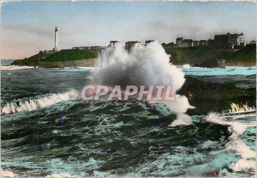 CPM Biarritz Effet de vagues Dans le fond le Phare 