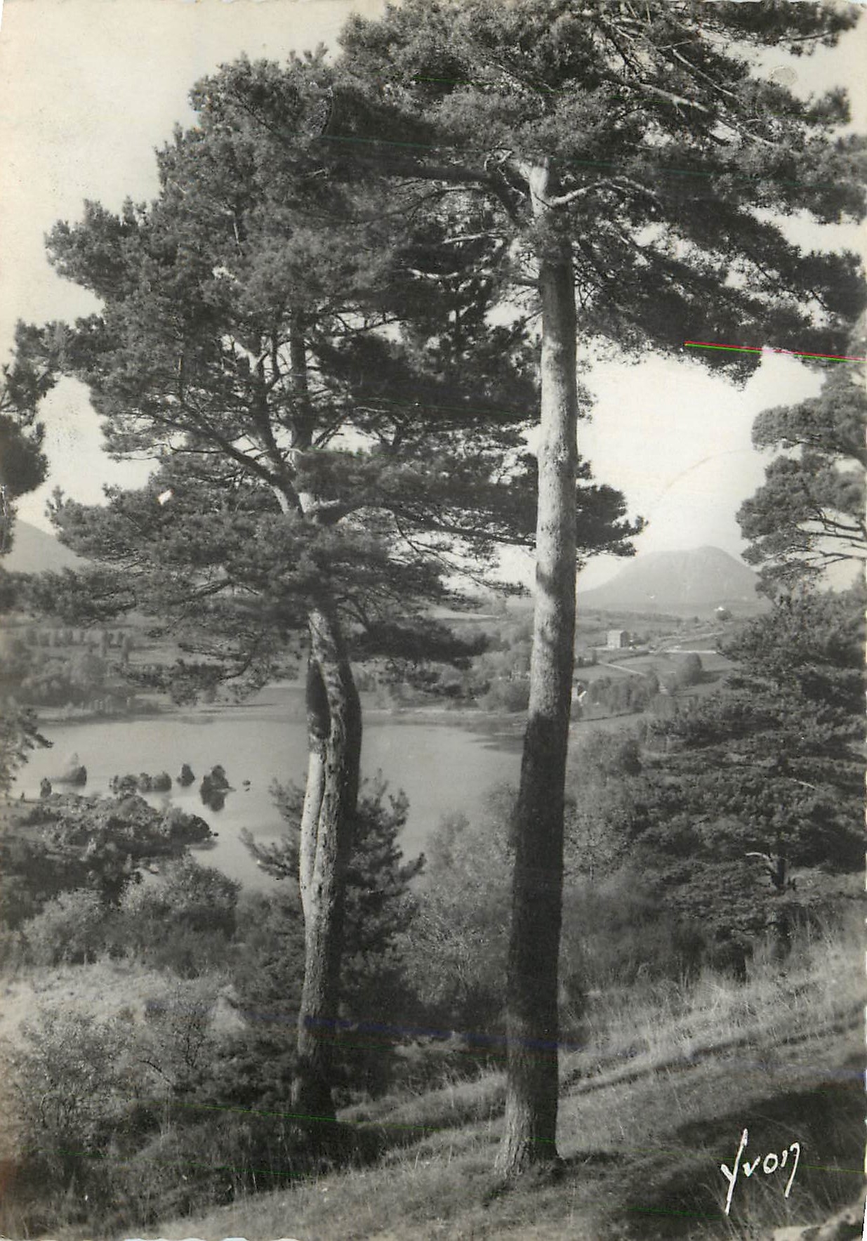 CPM Le Puy de Dome De Clermont Ferrand au Mont Dore Le Lac de la Cassiere et le Puy de Dome