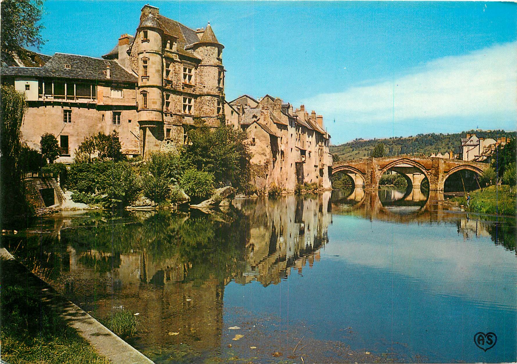 CPM Espalion Le Pont Gothique et le splendide Palais Renaissance surplombant le Lot 