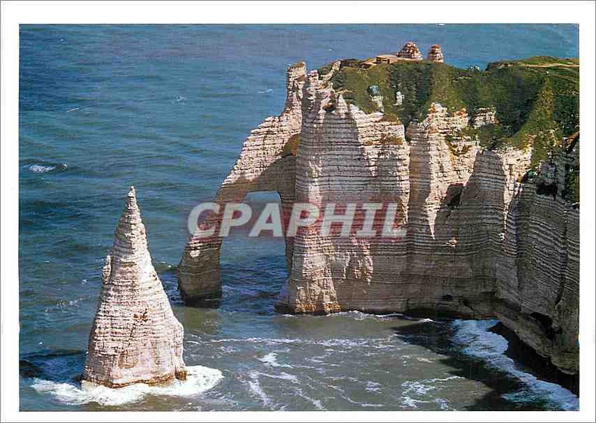 CPM Etretat Seine Maritime L'Aiguille la Porte d'Aval la plage et les falaises 