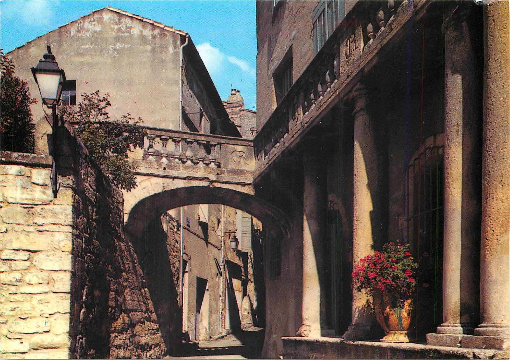 CPM Uzes Gard Vieille Ruelie et Colonnade de l'Hotel du Baron de Castille 