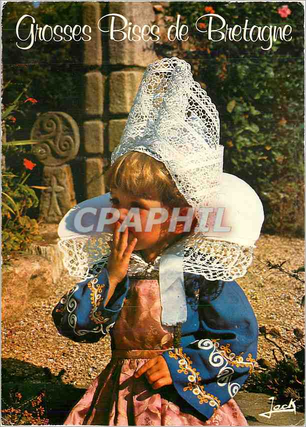 CPM Grosses Bises de Bretagne Folklore de Bretagne Fillette en costume de Fouesnant 