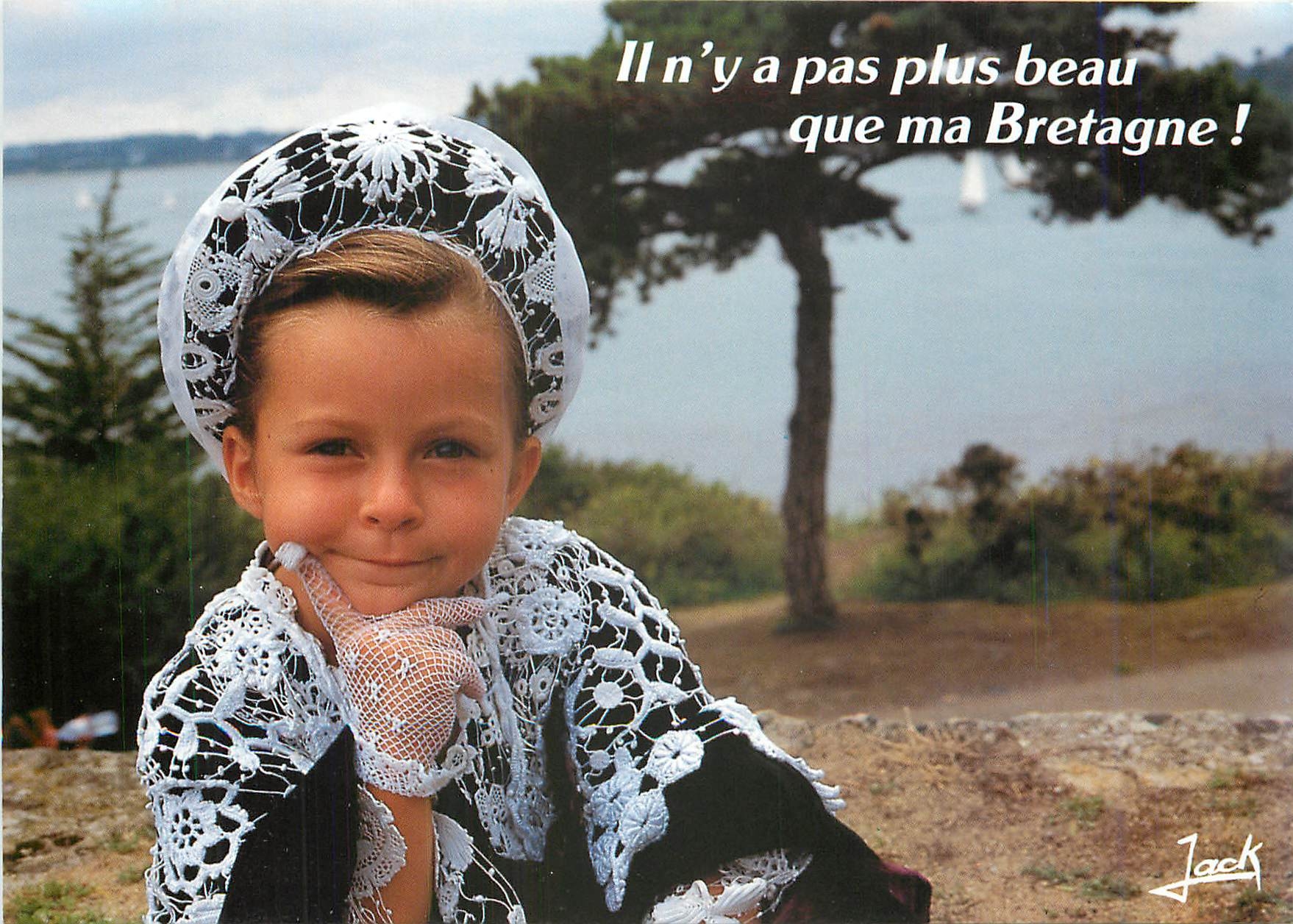 CPM Couleurs de Bretagne Fillette en costume de l'lle aux Moines 