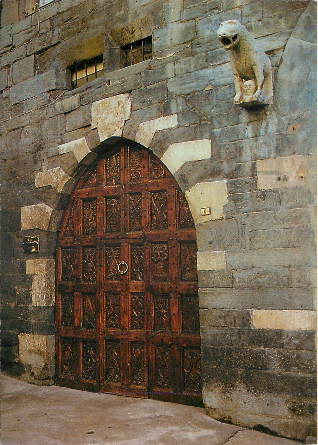 Embrun — Porte ogivale de l'ancien Hôtel des Gouverneurs — Images de France