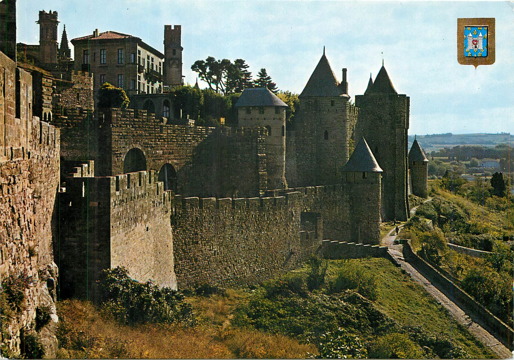 CPM Arts et Couleurs de l'Aude Carcassonne Defences et les deux enceintes de la porte d'Aude 