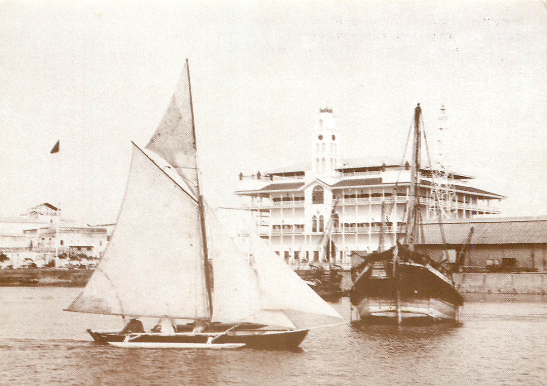 CPM The sea front of Zanzibar showing the Beit al Ajaib House of wonders  Bateau