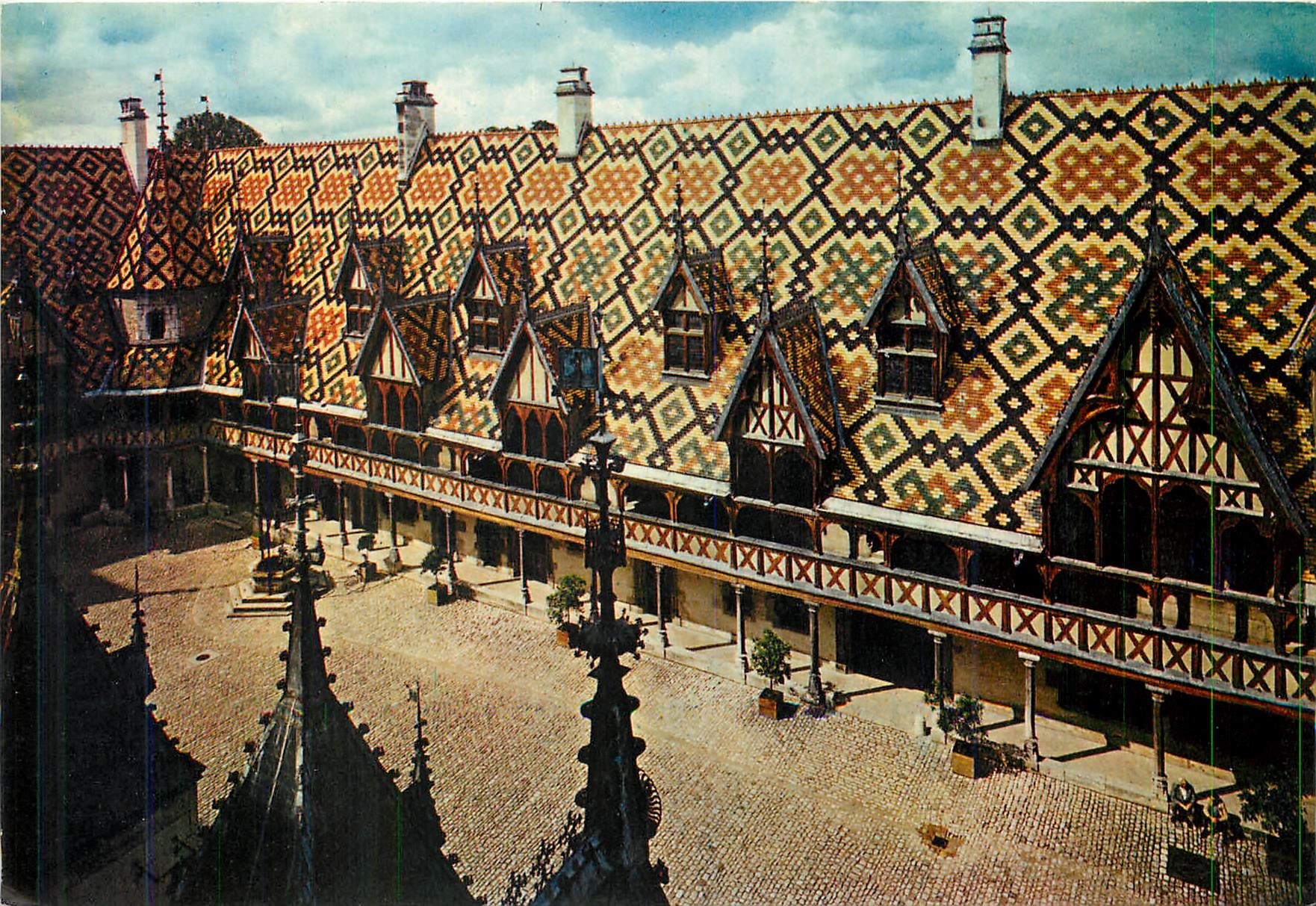 Hostel-Dieu (1443) — La Cour d'Honneur — CAP-THEOAC Éditions Réunies