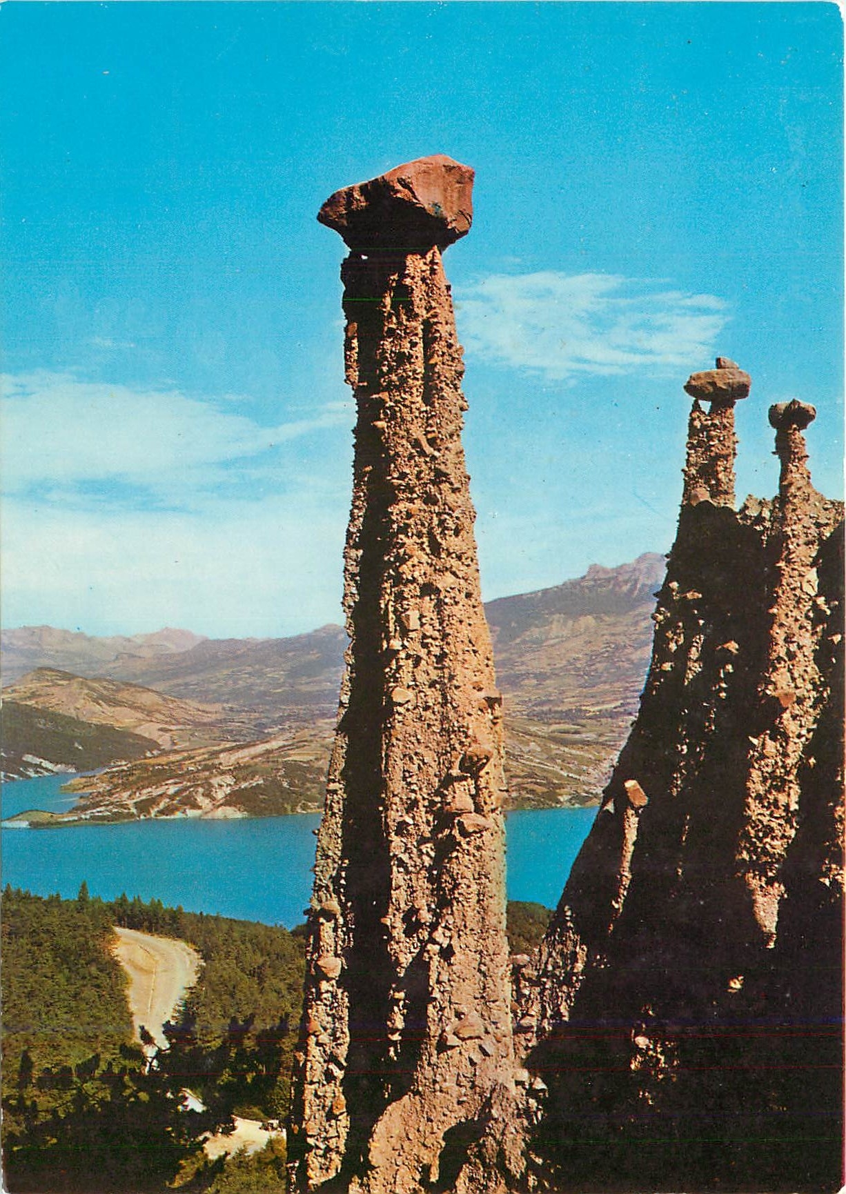 CPM Les Alpes sur la route Briancon Barcelonnette les Demoiselles Coiffees du Sauze et Lac de Serre 