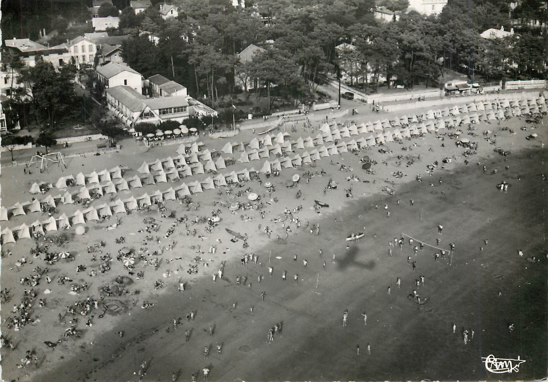 Saint-Palais-sur-Mer (Charente-Maritime) — Vue aérienne sur la plage à l'heure du bain — Éditions MACON