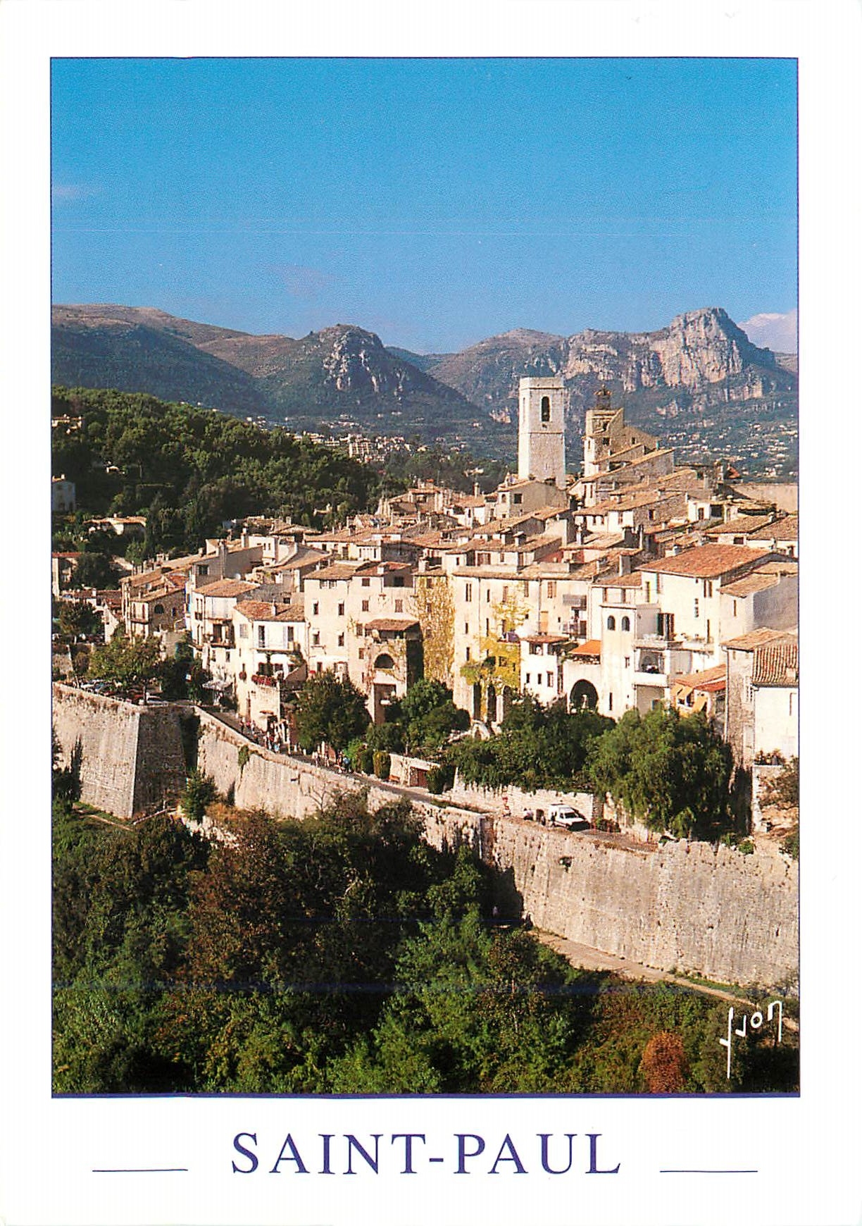 CPM Saint Paul de Vence Alpes Maritimes Les remparts de la ville En arriere plan les Baous 