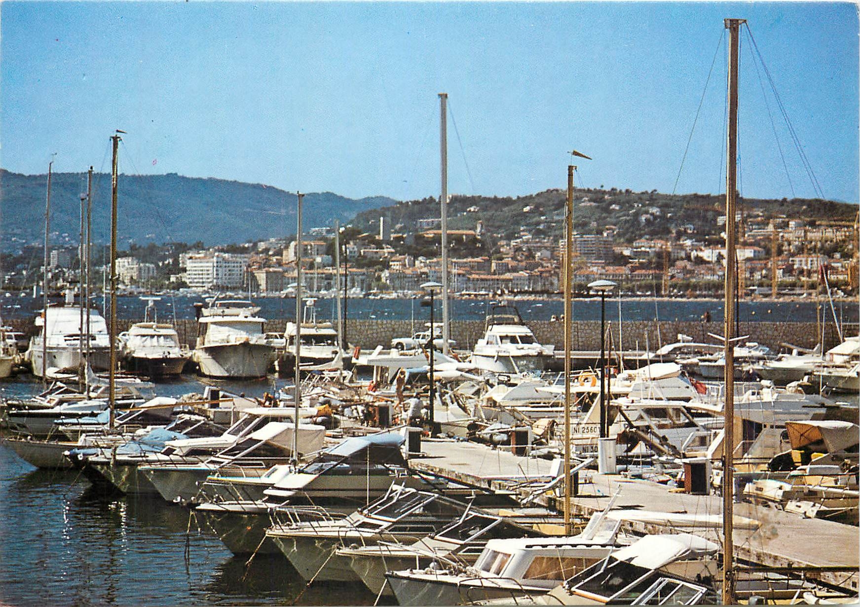 CPM Cannes Alpes Maritimes Port Canto au fond le Suquet et le vieux Port 