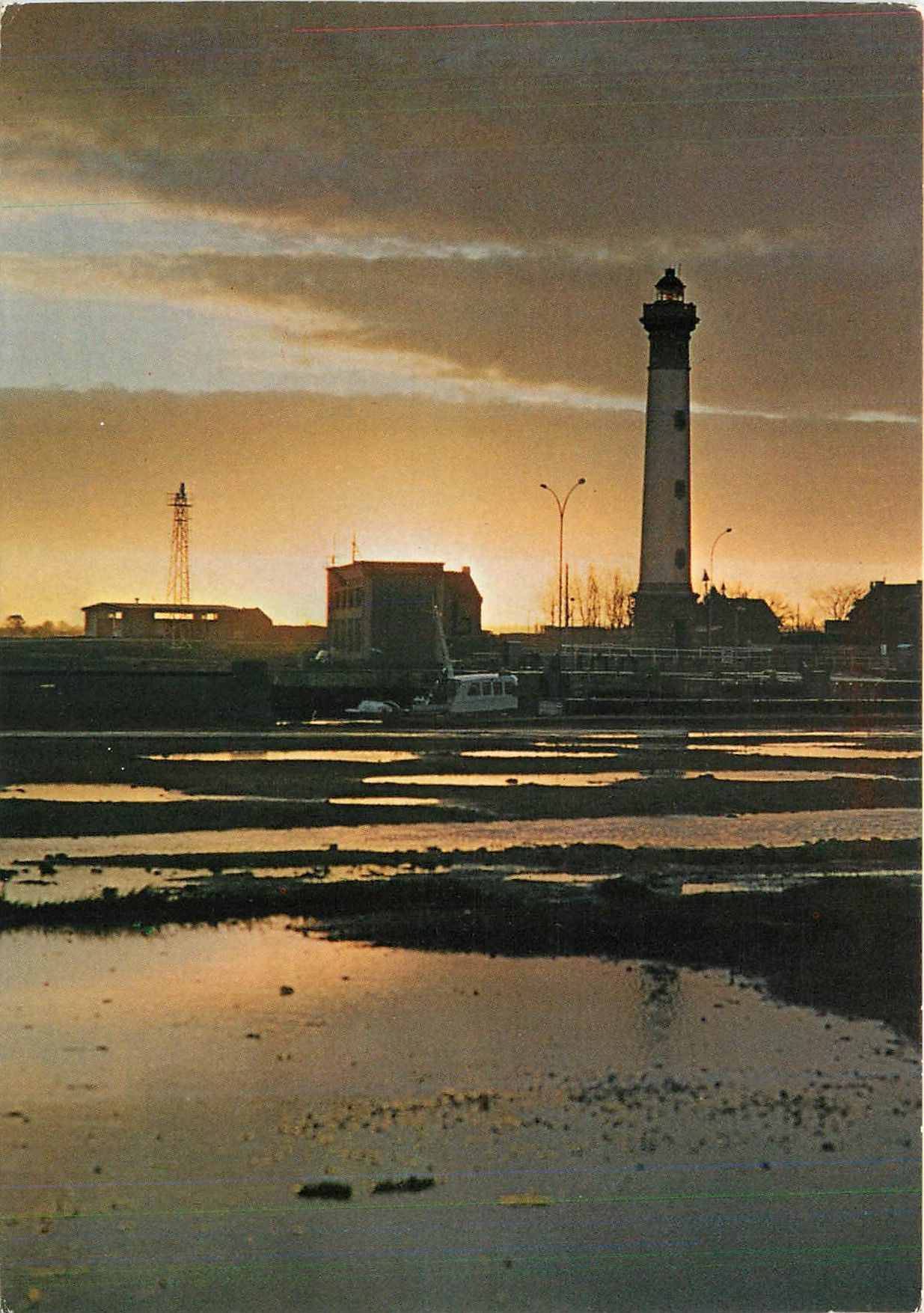 CPM Ouistreham Riva Bella Calvados Contre jour sur le phare 