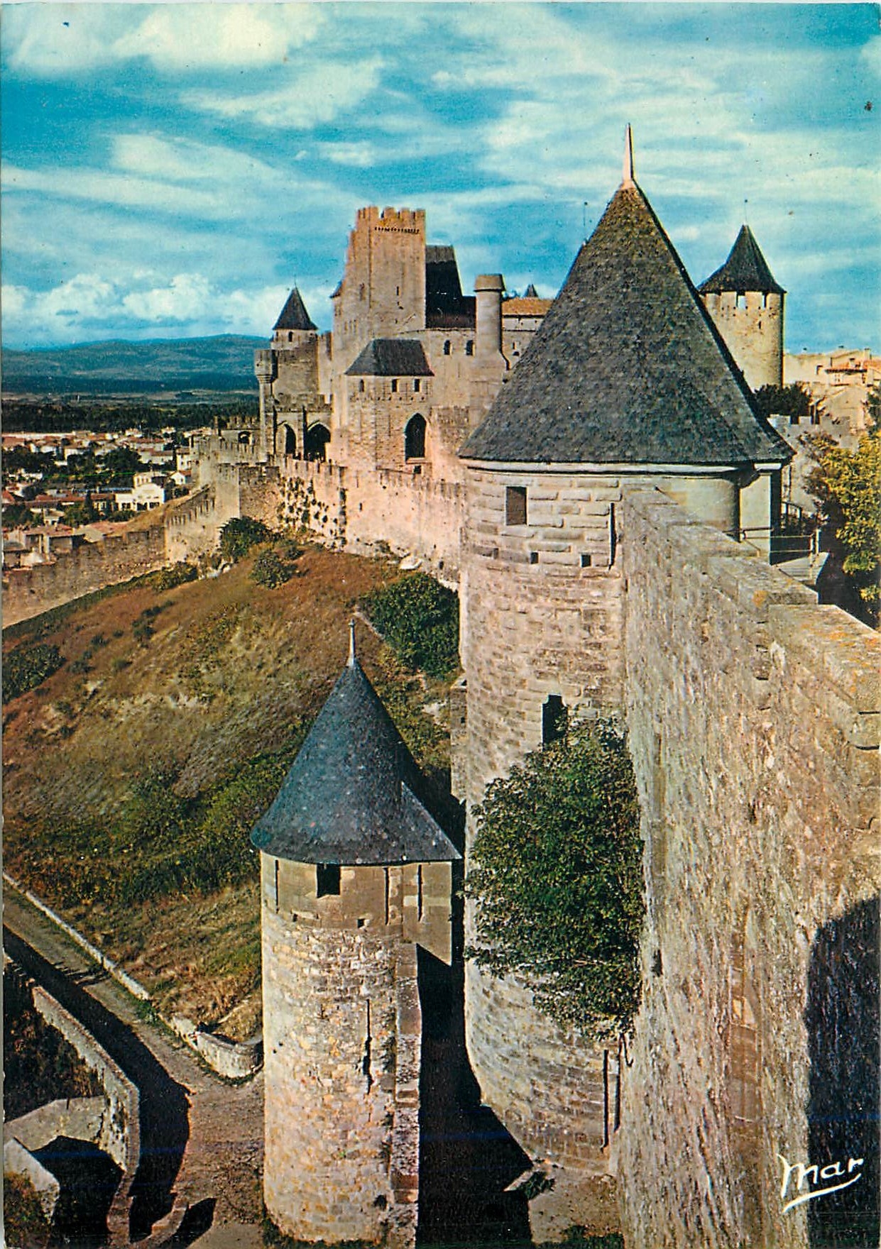 CPM La Cite de Carcassonne Aude Le Chateau Comtal et Tour Sarrazine 