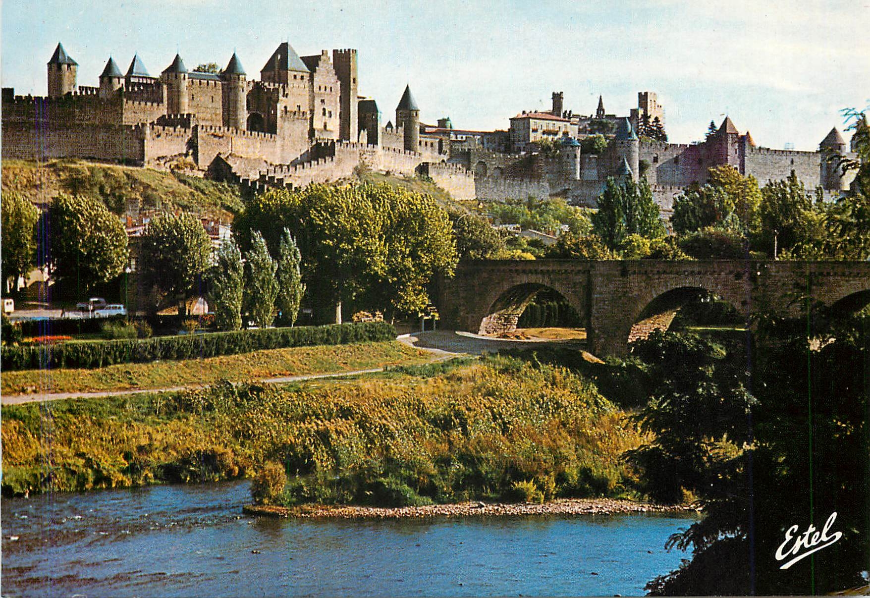 CPM Cite de Carcassonne Aude Vue generale Au premier plan l'Aude 