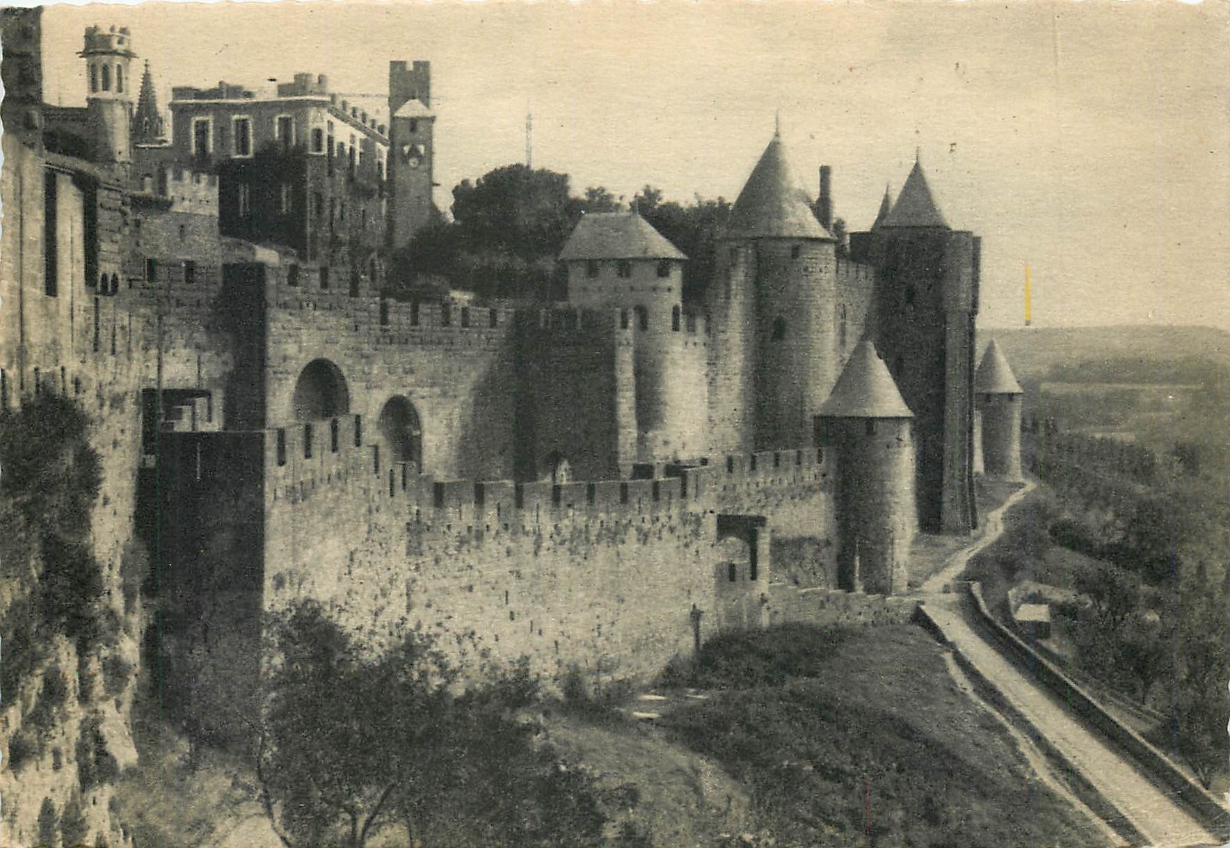 CPM Cite de Carcassonne Aude Ensemble de la Porte d'Aude et remparts exterieurs 