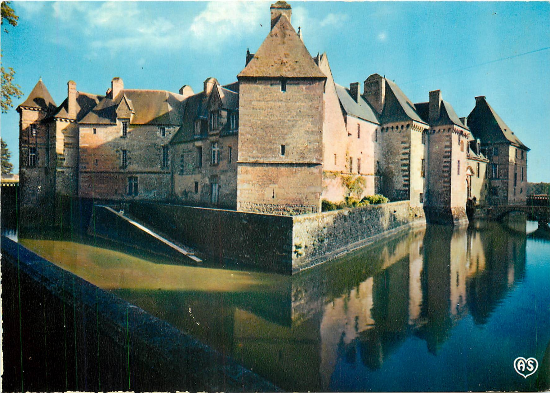 CPM Carrouges Orne Le Chateau se mirant dans les douves 