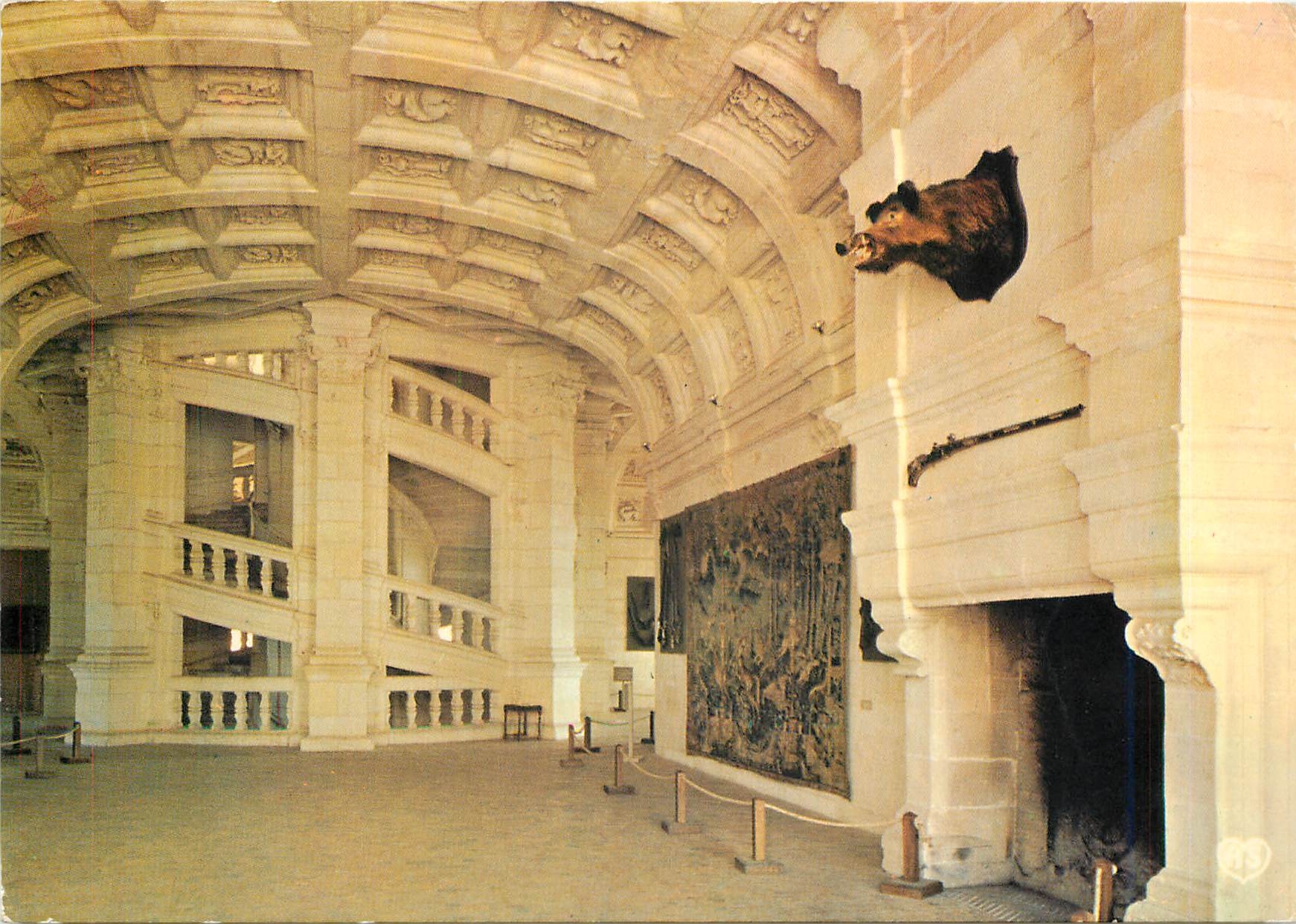 CPM Chambord L et C Le Grand Escalier et l'Exposition d'Armes 
