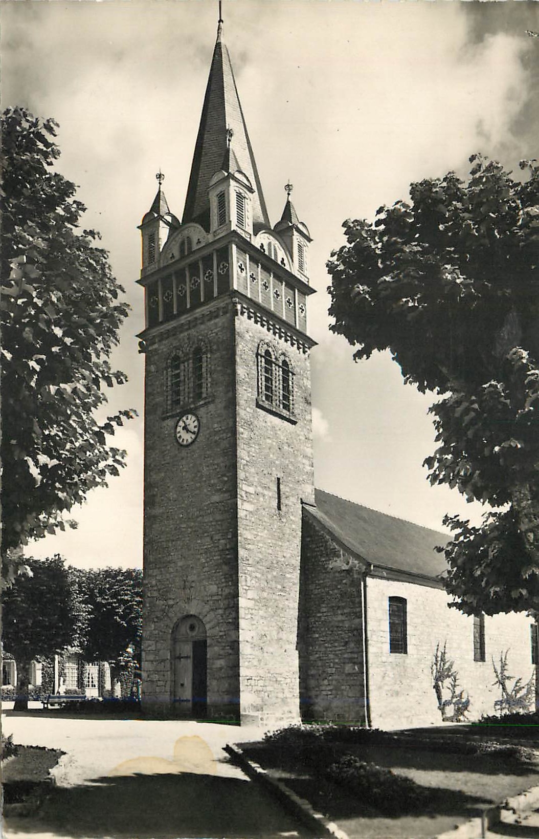CPM Bagnoles de l'Orne Tesse la Madeleine L'Eglise 