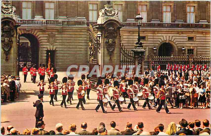 CPM The Queen Guard Buckingham Palace London Militaria
