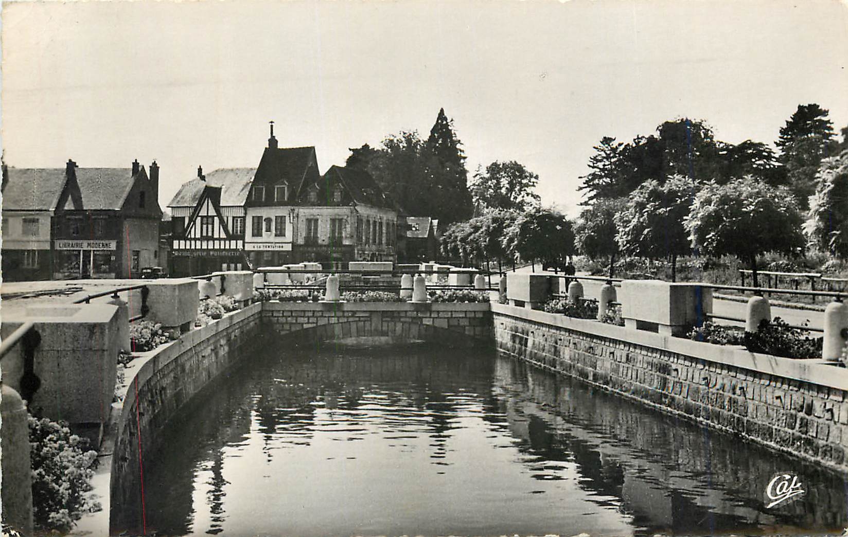 Gisors — Vue du canal et des commerces — Calé