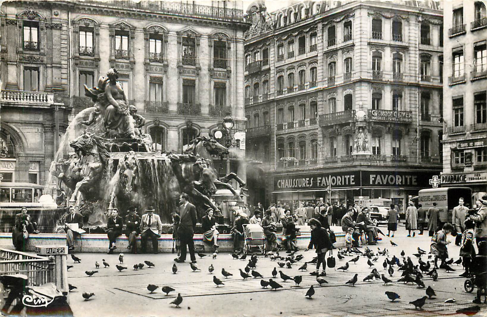 CPM Lyon Rhone Place des Terreaux 