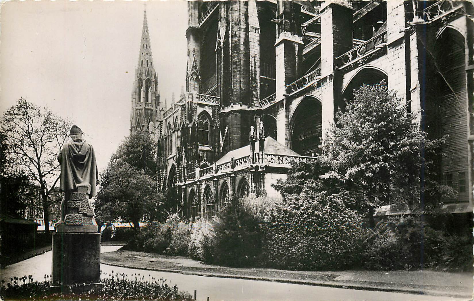 CPM Rouen Abside de l'Eglise St Ouen vue du Jardin de l'Hotel de Ville 