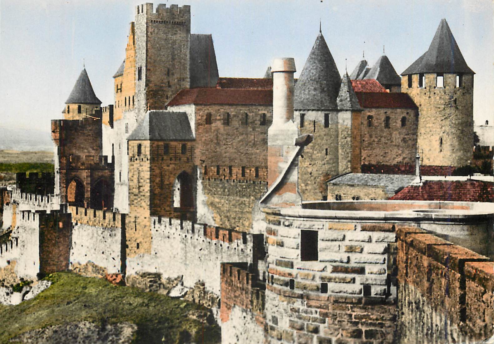 CPM Carcassonne Aude Chateau Comtal et Tour Sarrazine 