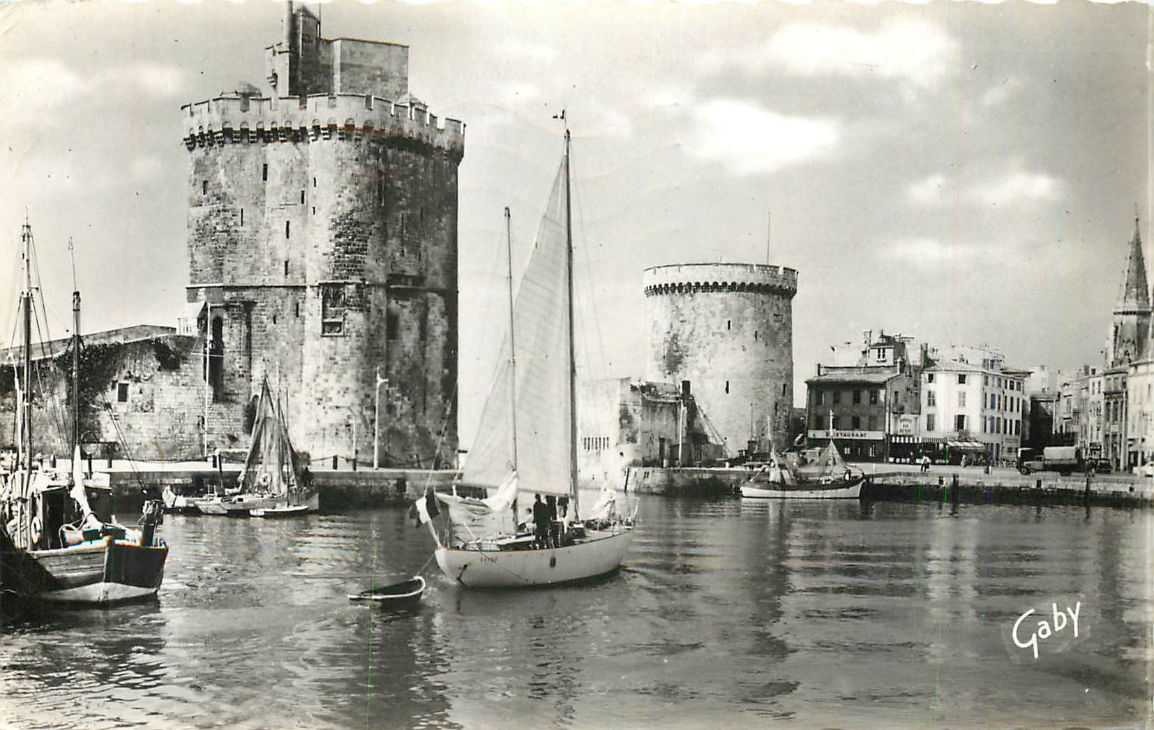 CPM La Rochelle Ch Mme Un yacht et les Tours de l'Entree du Port Bateaux
