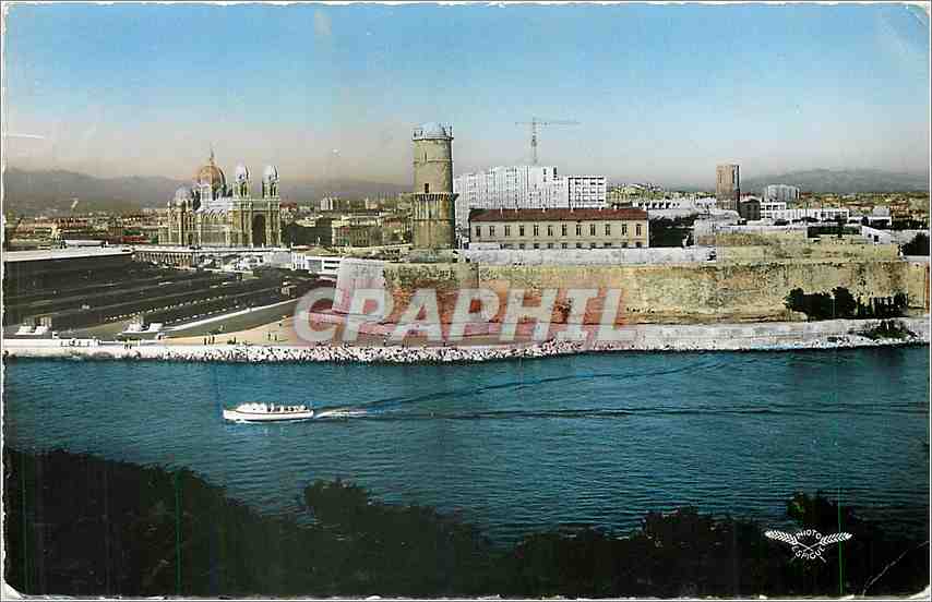 CPM Marseille L'Entree du Vieux Port vu du jardin du Pharo Le fort St Jean et la cathedrale