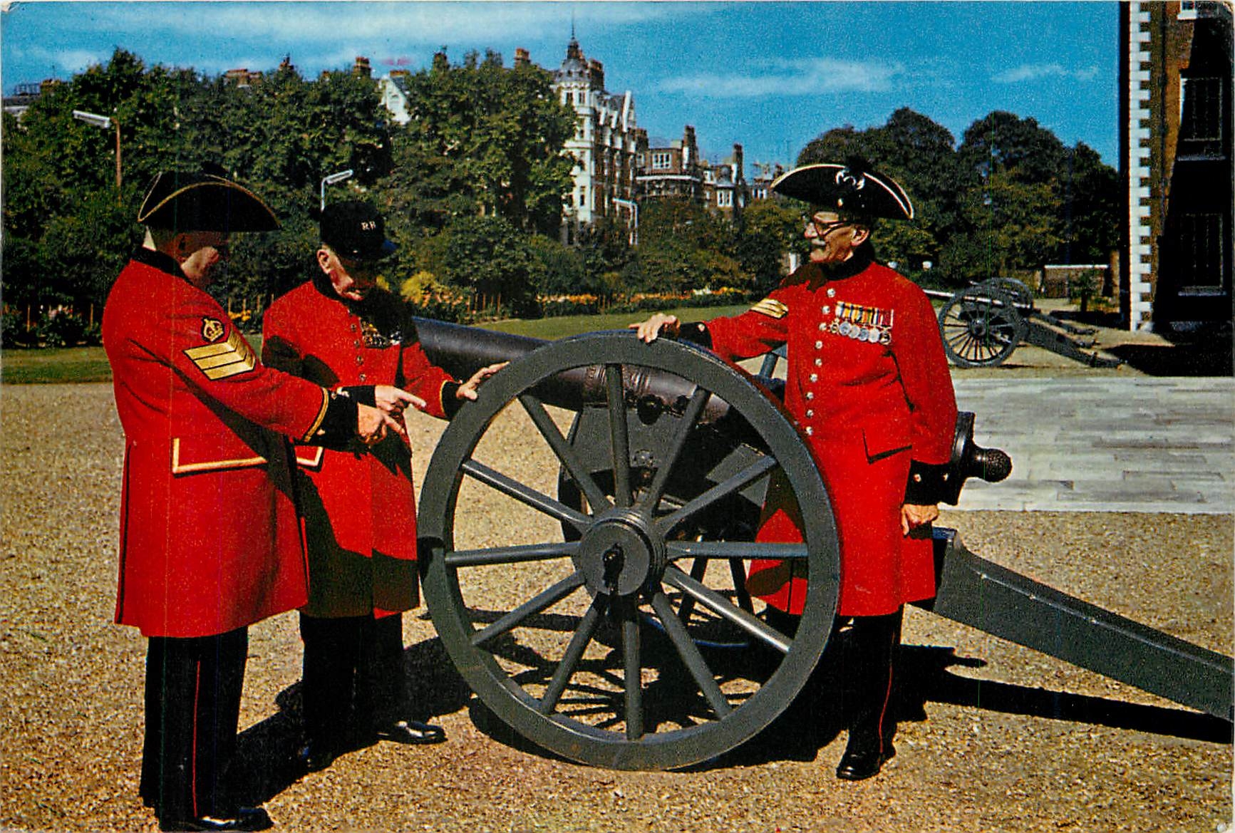 CPM Chelsea Pensioners London Still magnificent in their colorful uniforms Militaria