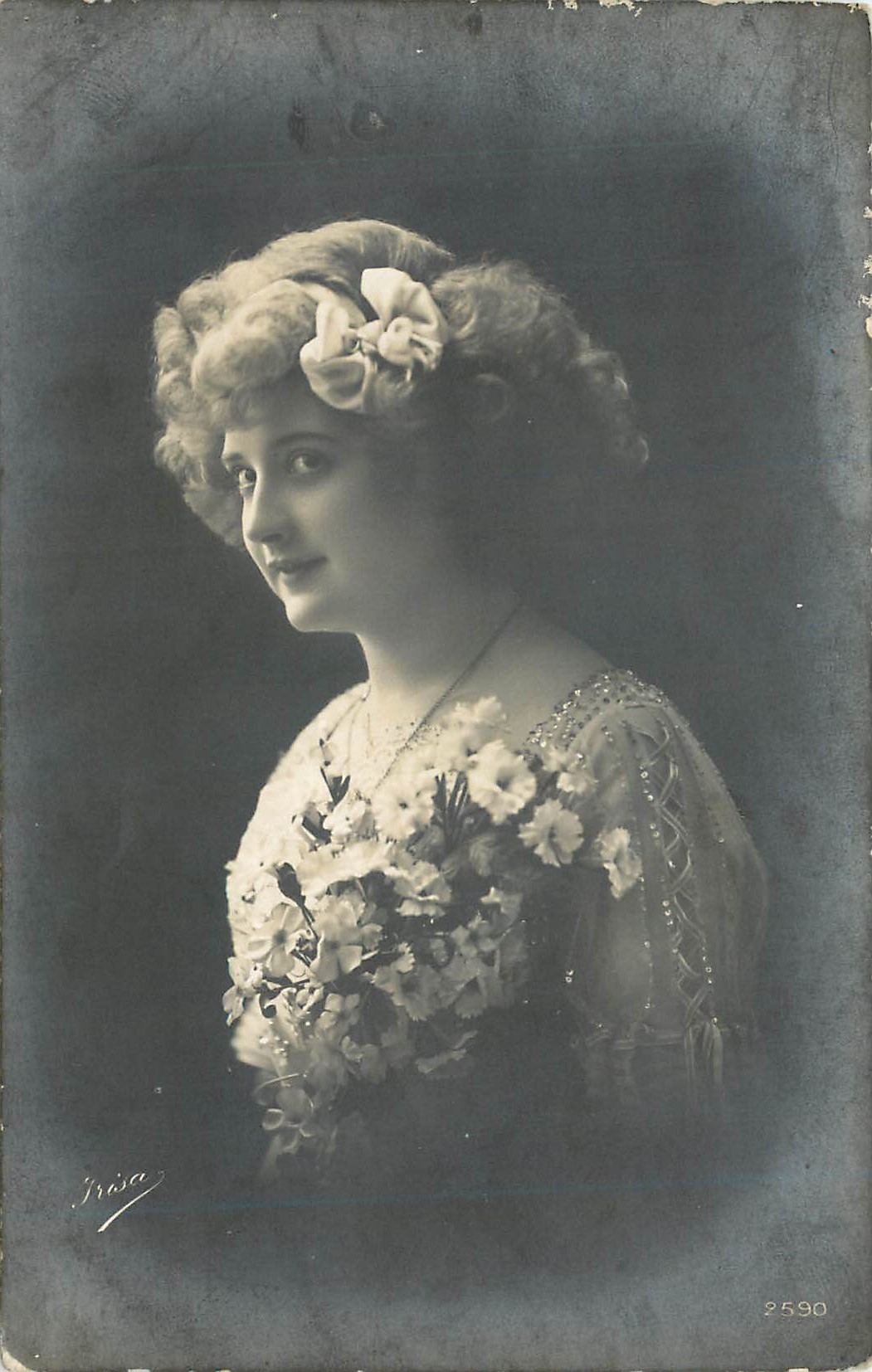 Jeune femme en robe ornée de fleurs — portrait — Irisa, n° 2590 - Recto