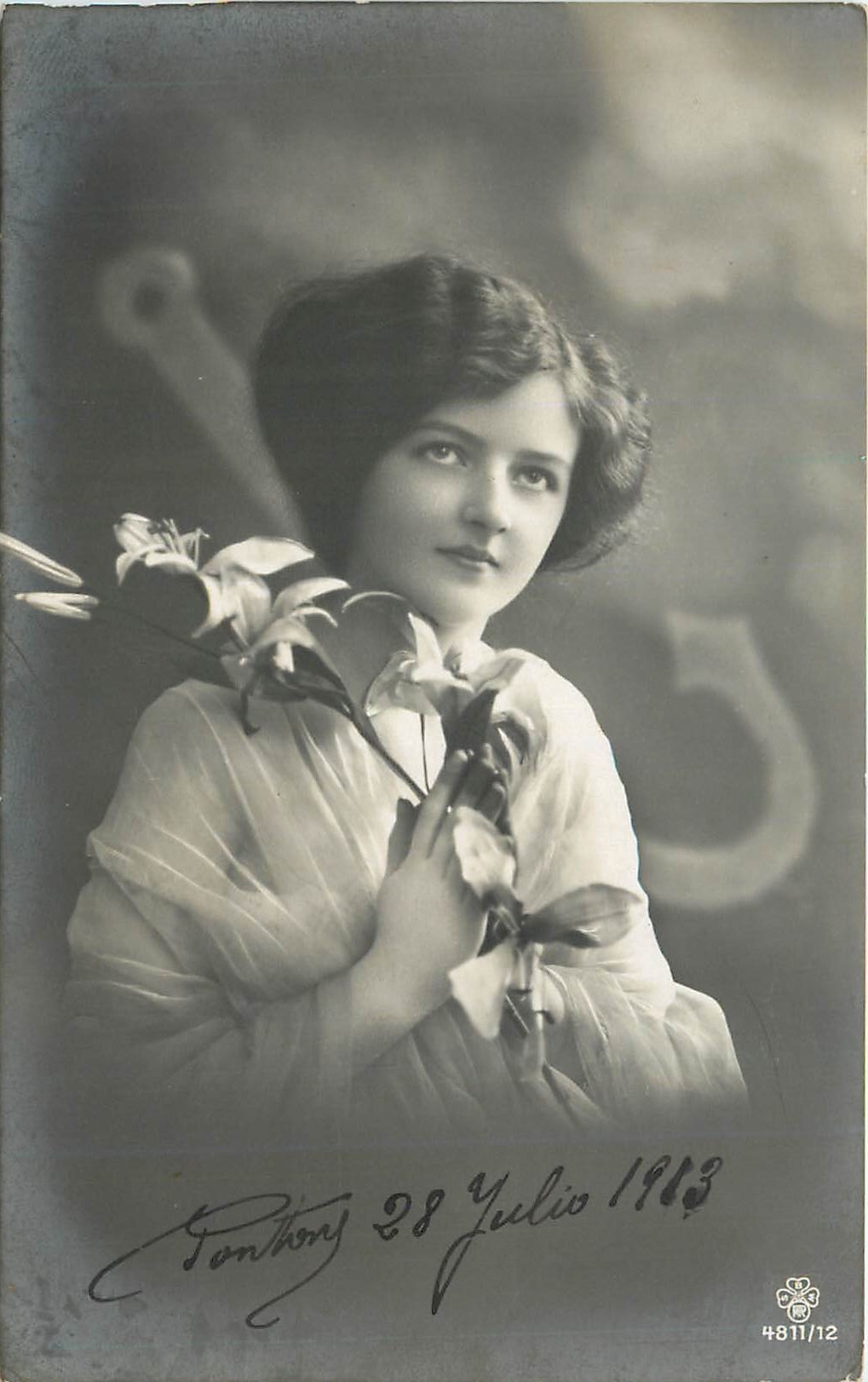 Jeune femme tenant des lys — photographie — éditeur anonyme, n° 4811/12