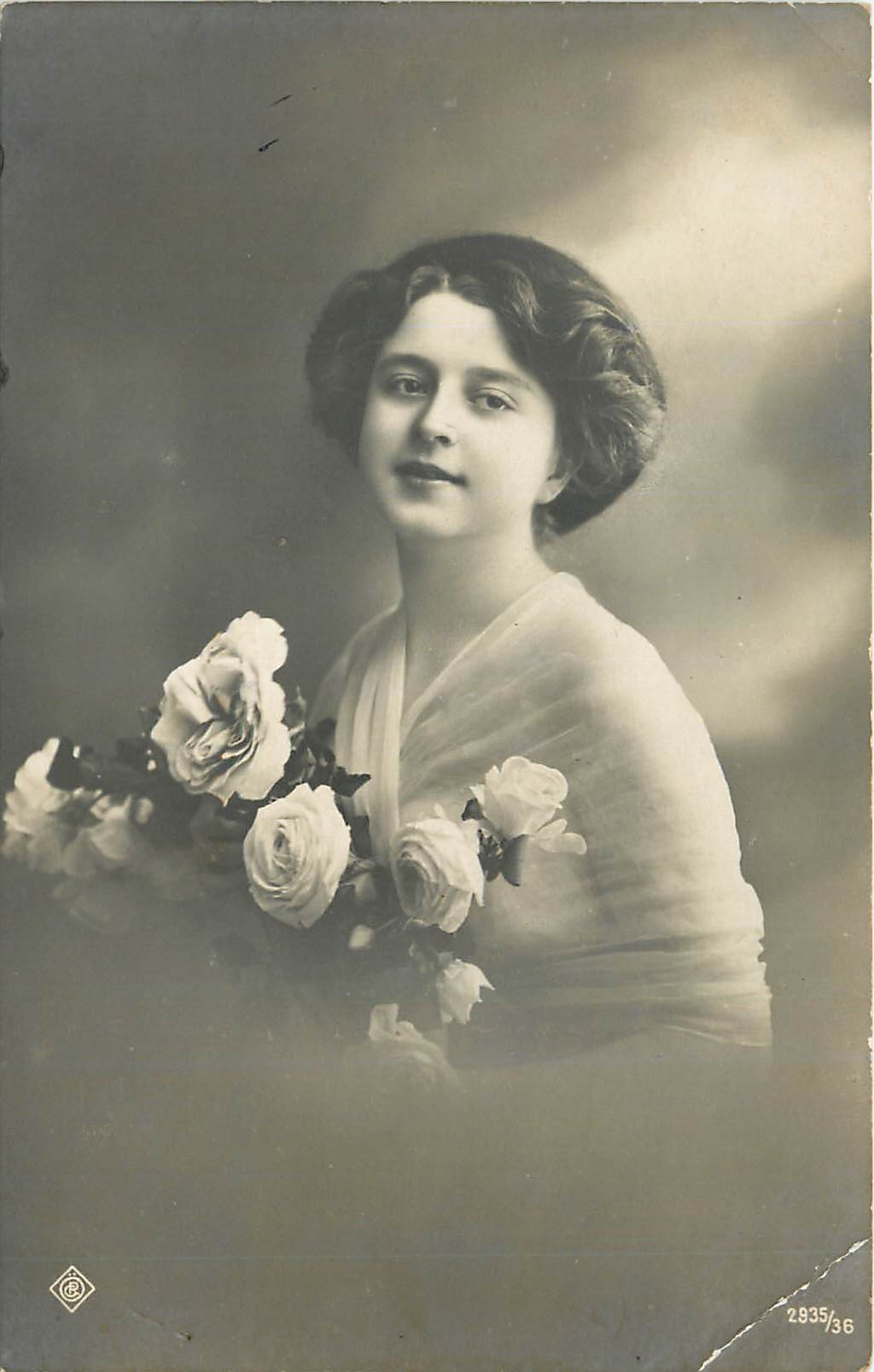 Junge Frau — Portrait mit Rosenstrauß — Verlag '2935/36'