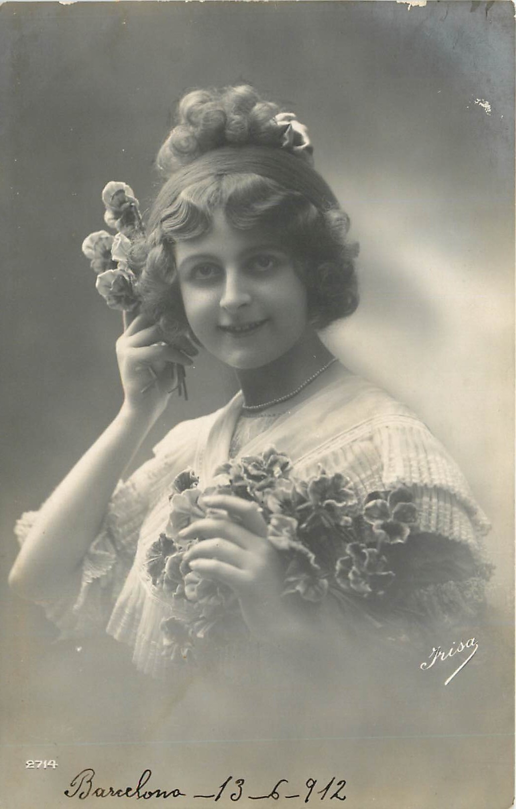 Jeune femme en fleurs — photographie studio — Irisa, n° 2714