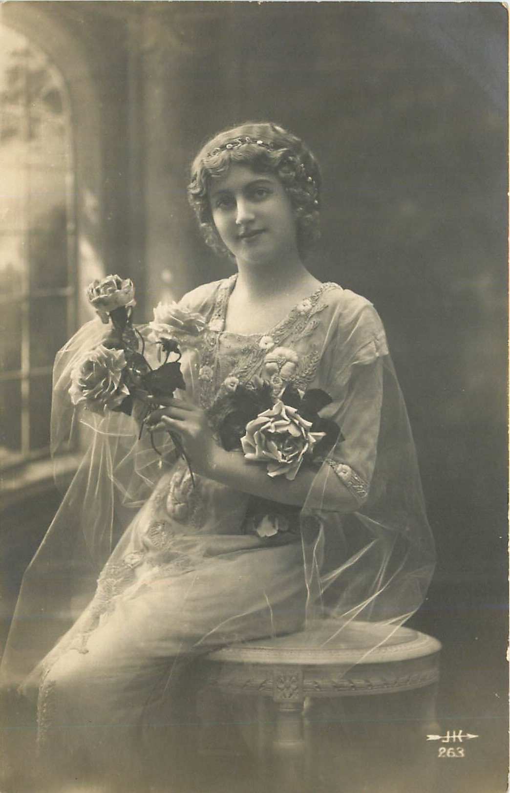 Jeune femme en robe ornée tenant des roses — JHK 263