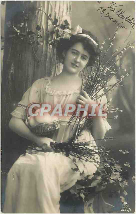 Joven mujer sosteniendo ramas de sauce — Valladolid — editor RR n° 2672/1
