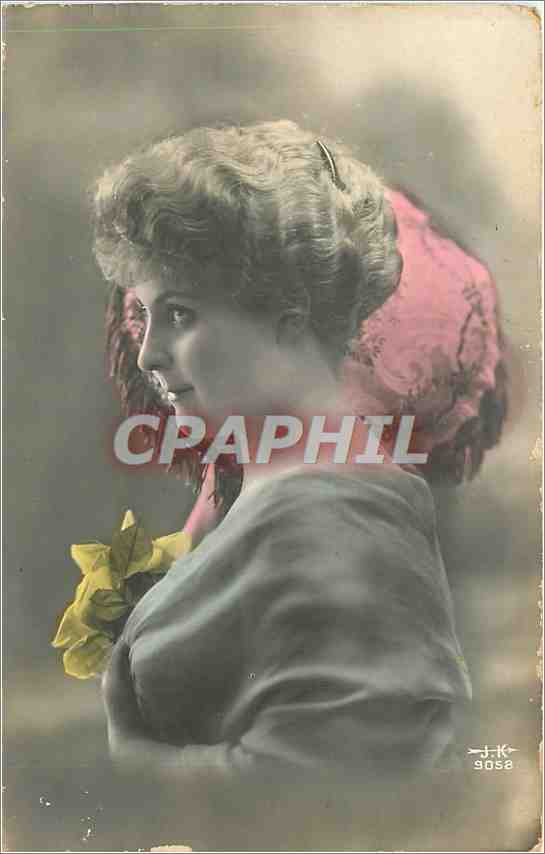 Jeune femme en robe sombre et chapeau rose — portrait — J.K. n° 9058